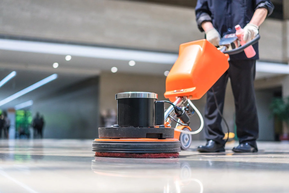 Equipe Masterim realizando limpeza técnica profissional